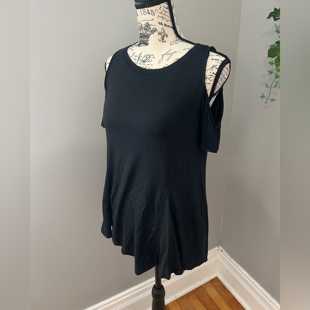 Hollister - Black Cold Shoulder Top - Picture 3 of 8